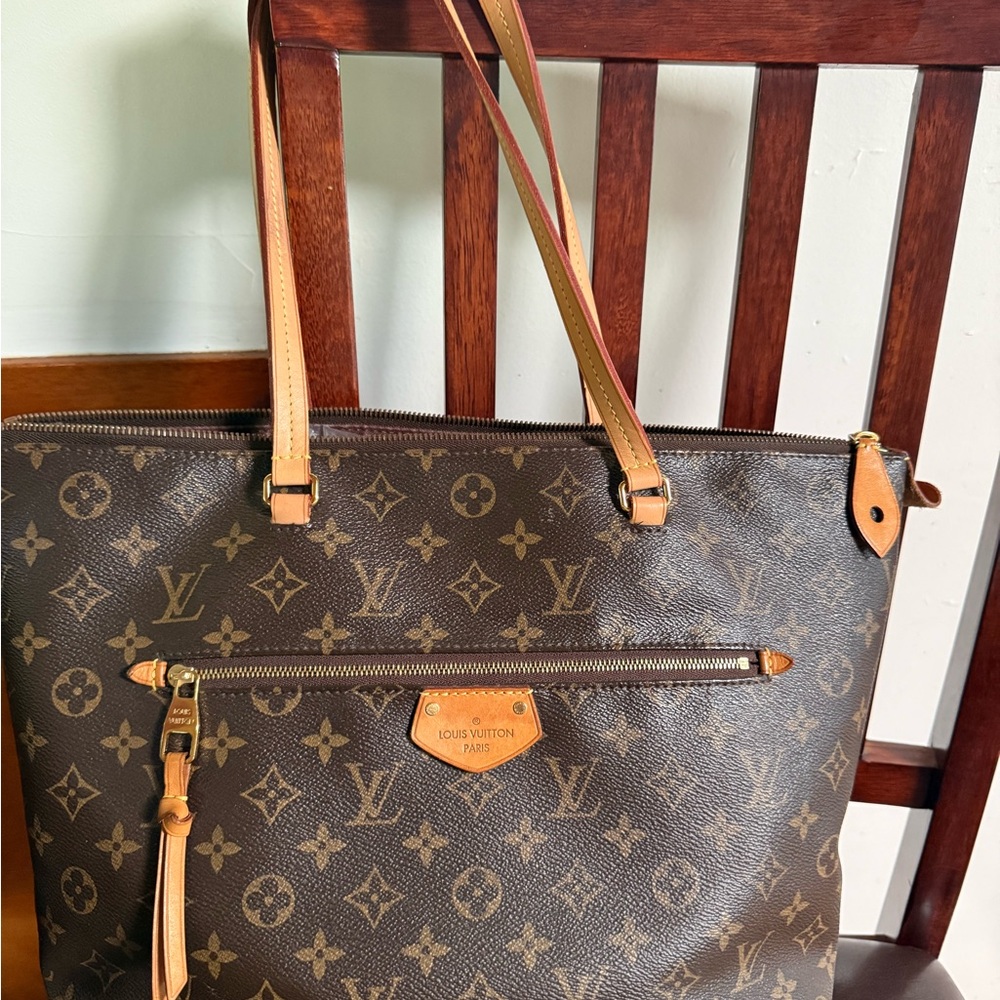 Louis Vuitton Monogram Canvas Tote with Vachetta Trim - Picture 2 of 4